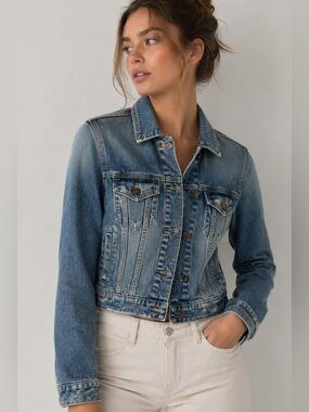 American Eagle Distressed Denim Jacket in Medium Wash - Size M